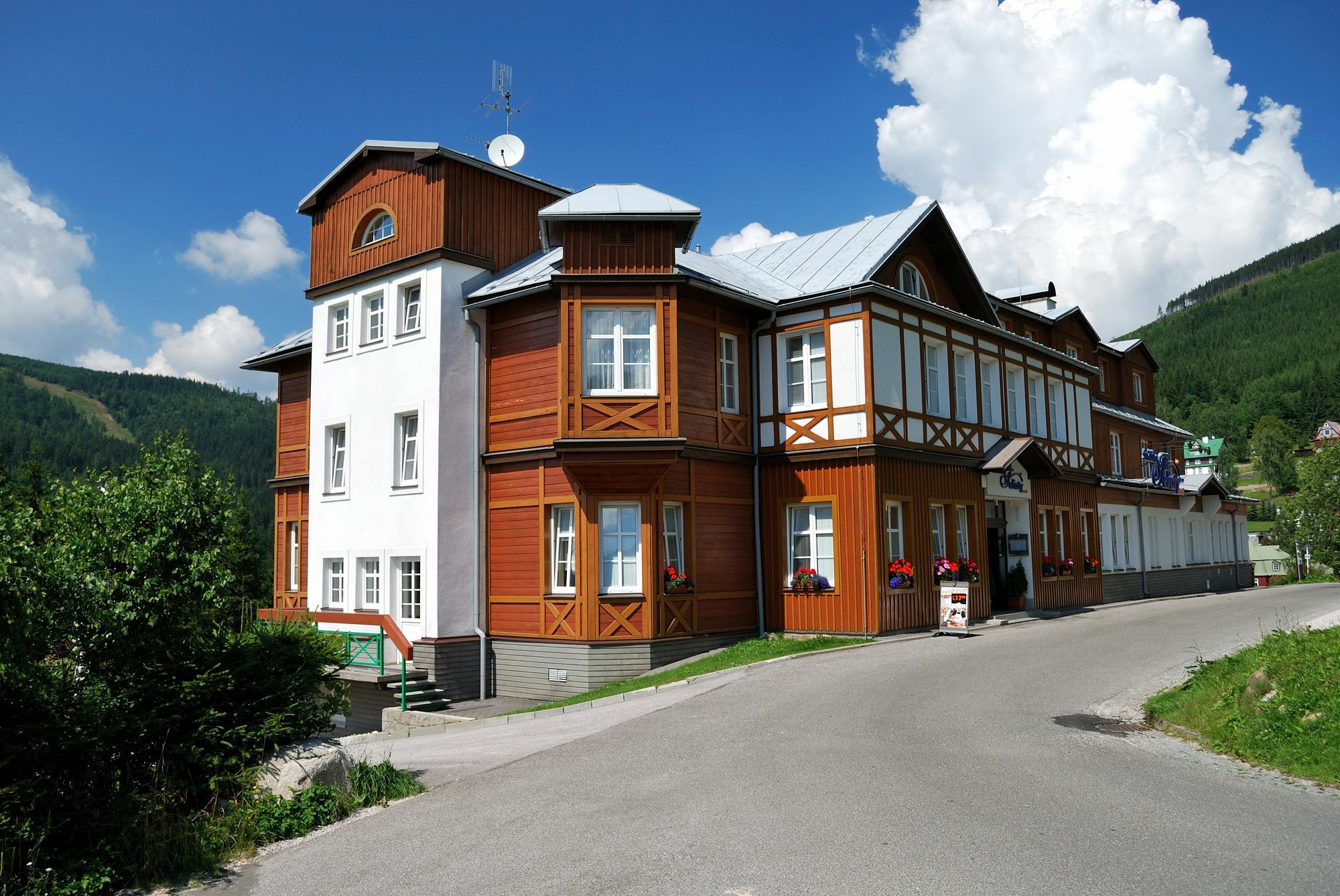 Hotel Snezka Špindlerŭv Mlýn Luaran gambar